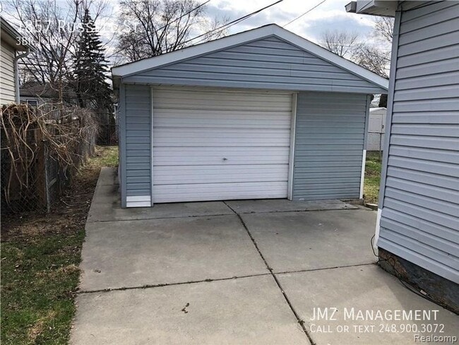 Building Photo - 1857 Russell Ave