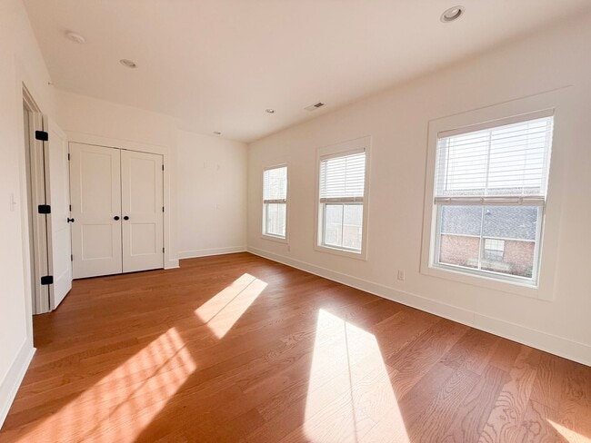 Building Photo - 4-Bedroom HOA Townhome with Pool Access Near Downtown Cookeville