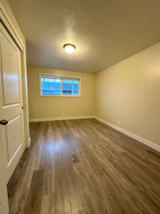 Building Photo - E919