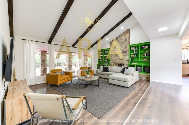 Building Photo - Unique 3 bed/2 bath Property with HUGE Bon...