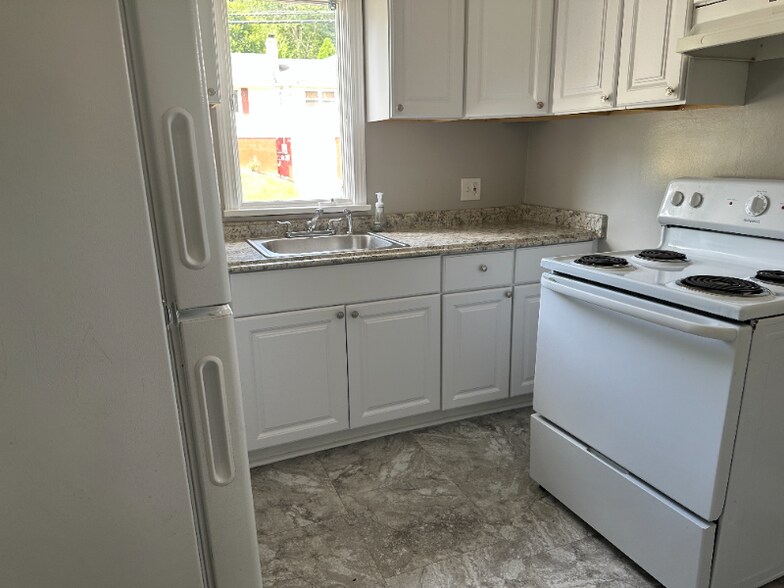 Building Photo - 40 Whitewood Rd