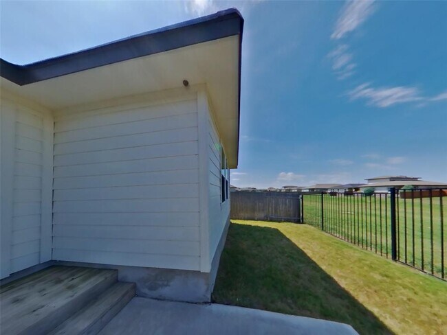 Building Photo - 5120 Saddle Clb Dr