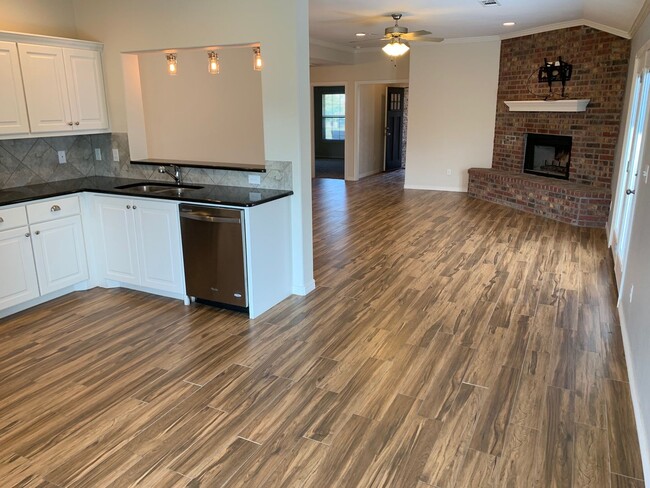 Building Photo - VERY NICE! 2/2/2