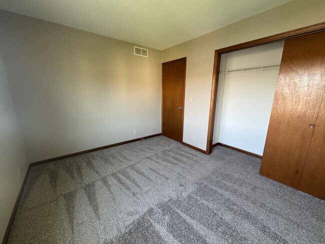 Building Photo - 1874 Bright View Dr