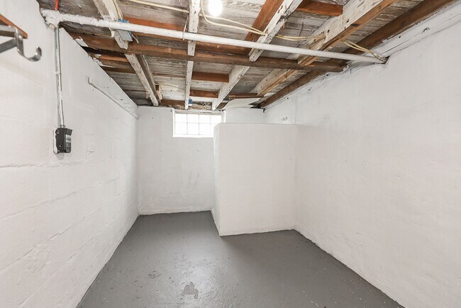 Building Photo - Spacious 3 bedroom/1 bath Single house! Ga...