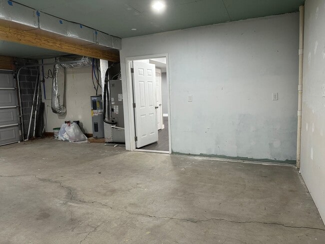 Building Photo - 4 Bedroom/3 Bathroom House in Piney Flats, TN