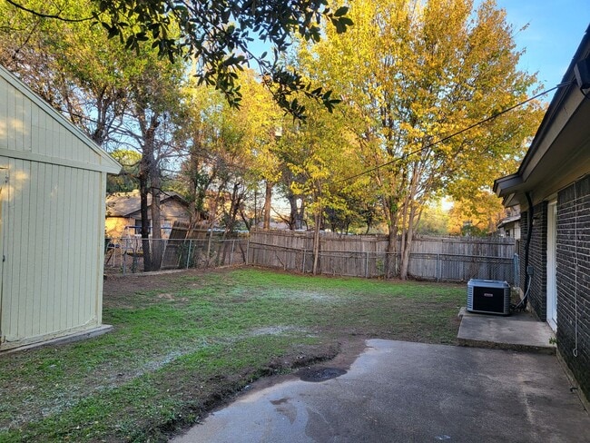 Building Photo - 1713 Chip-N-Dale Dr