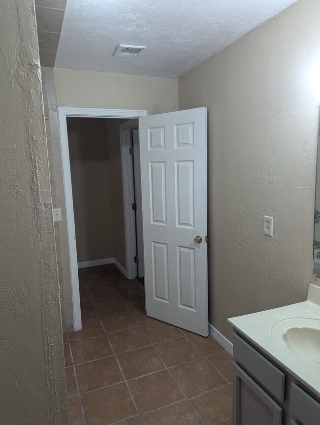 Building Photo - 14633 Valentin Dr
