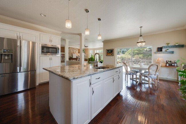 Building Photo - Luxury 4BR Home with Pool & Outdoor Kitche...