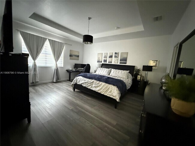 Building Photo - 180 SE 36th Ave