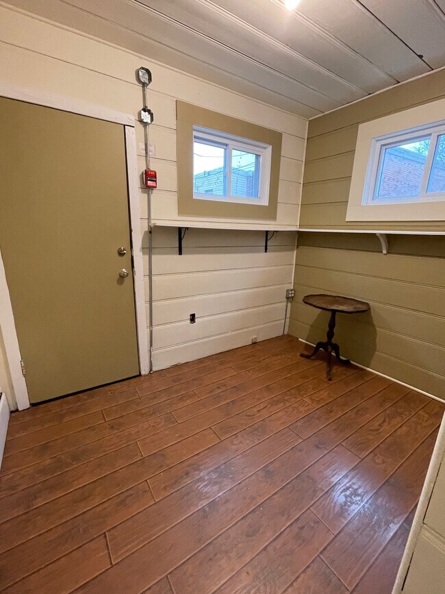 Building Photo - 4922 Warrington Ave