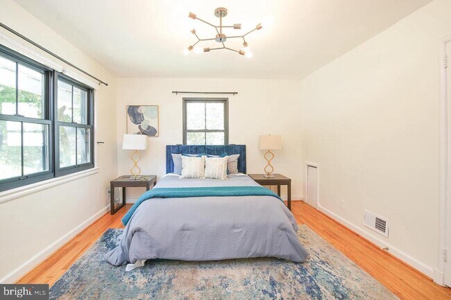 Building Photo - 5602 Hawthorne St