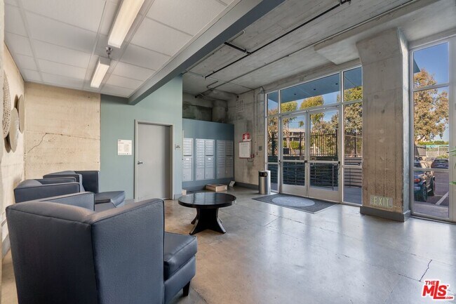 Building Photo - 825 E 4th St