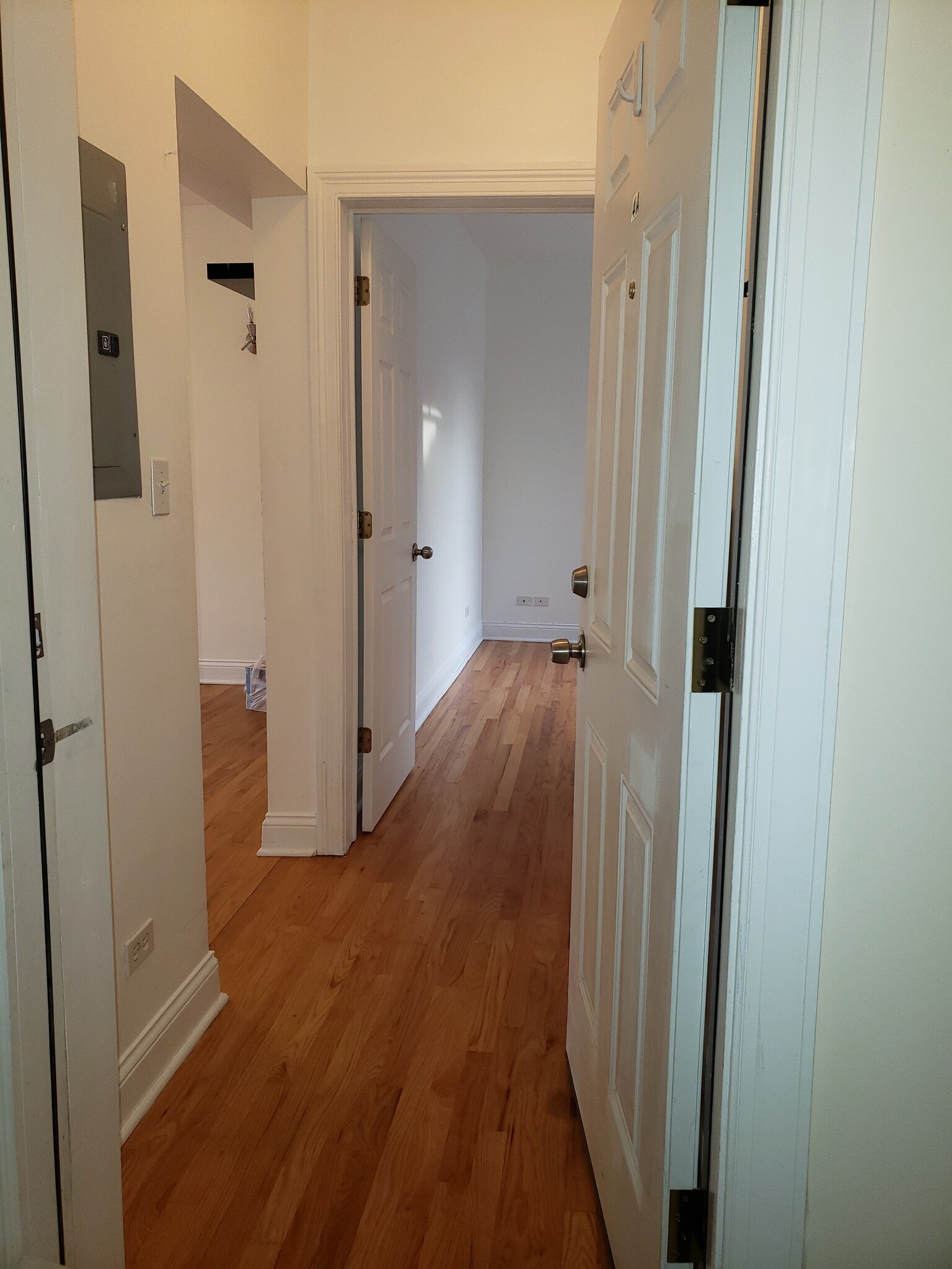 Building Photo - 6812 N Wayne Ave