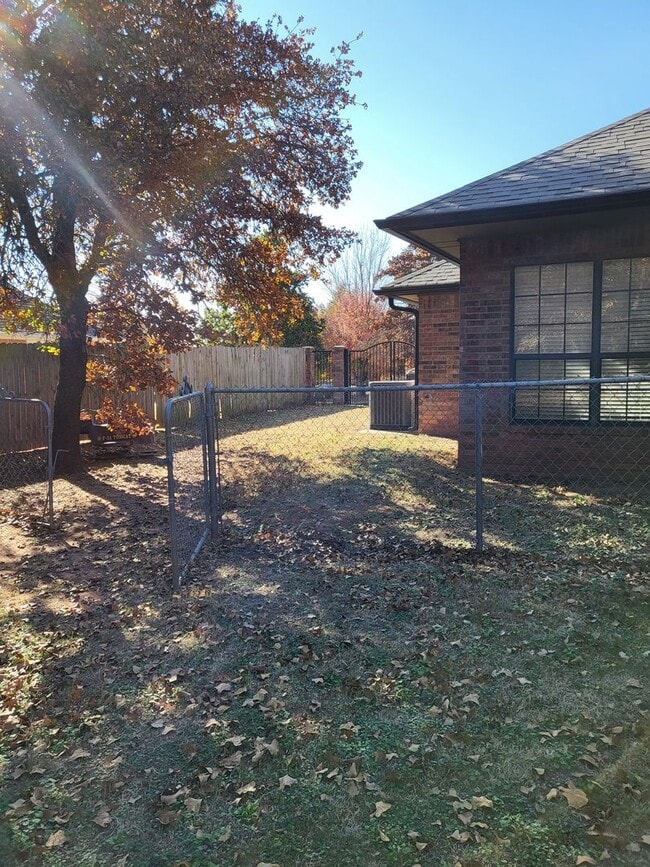 Building Photo - (3) Bed/(2.5) Bath with over 2000sqft in Blanchard Avail NOW!