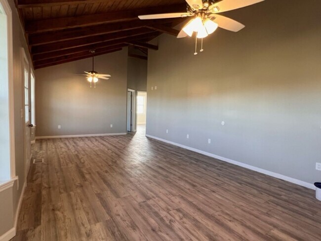 Building Photo - 4.5 Acres Right on the River!!!