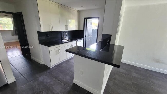 Building Photo - 1 bedroom in Miami FL 33142
