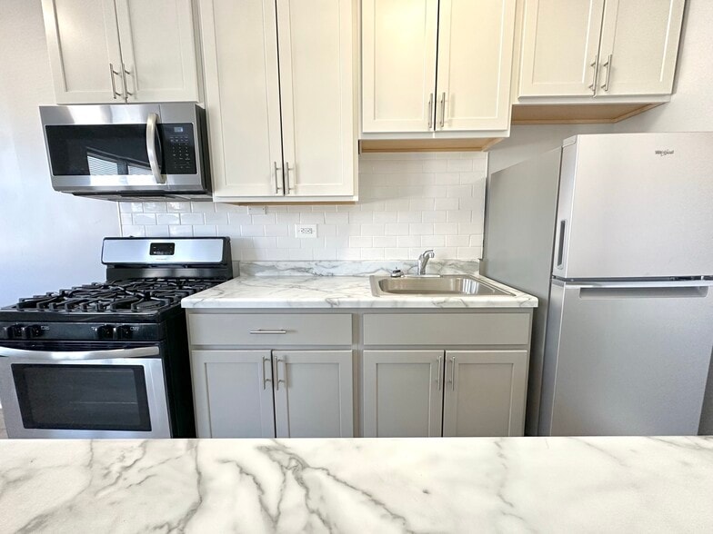 4756 Maplewood Studio - L - Rented - 4756 N Maplewood Ave