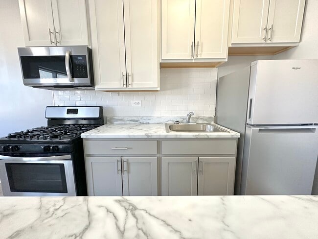 4756 Maplewood Studio - L - Rented - 4756 N. Maplewood Ave.