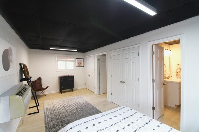 Building Photo - 1526 Varsity Dr