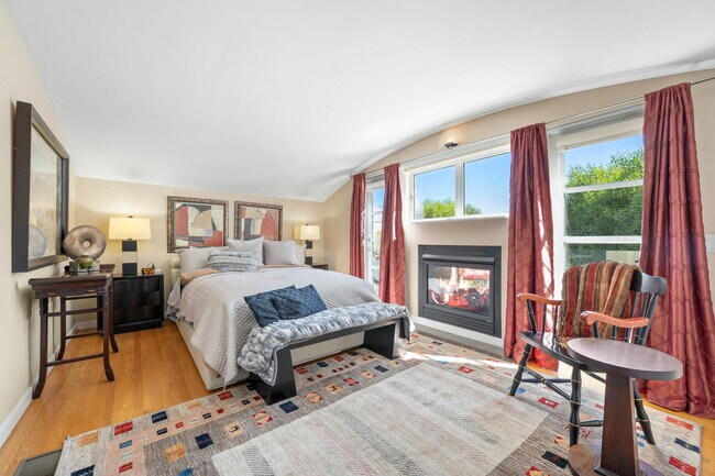 Building Photo - 2552 Hyde St