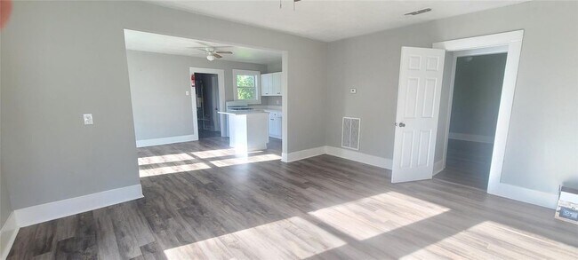 Building Photo - 9710 Casa Loma Dr