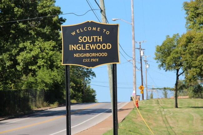 Building Photo - 1 Bedroom Renovated Duplex Unit - Great Location, Backyard