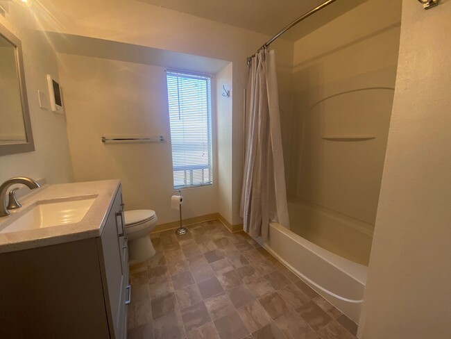 Building Photo - 1 bedroom, 1 bathroom upstairs unit