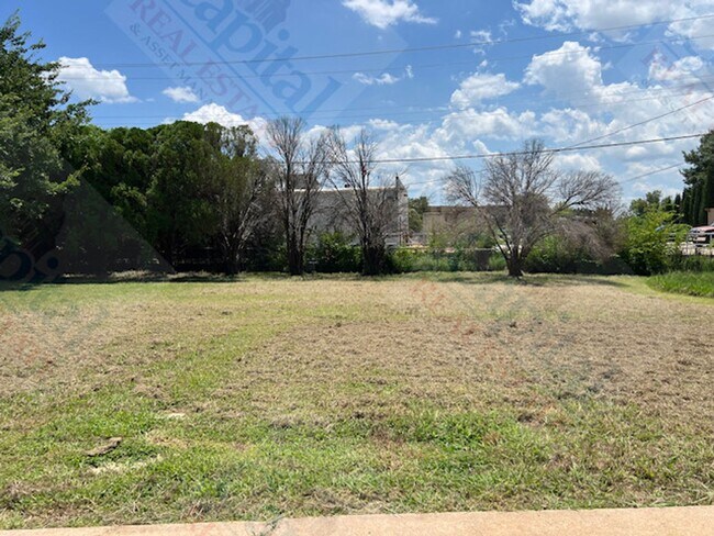 Building Photo - 402 W Curtis Dr