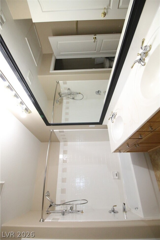 Building Photo - 1520 Vía Cassia