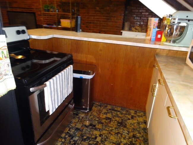 Building Photo - 447 W Broadway