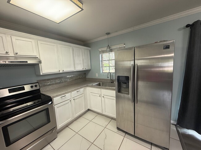 Building Photo - 100 Pineview St