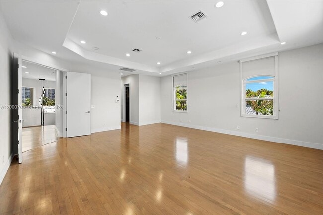 Building Photo - 552 Palm Dr