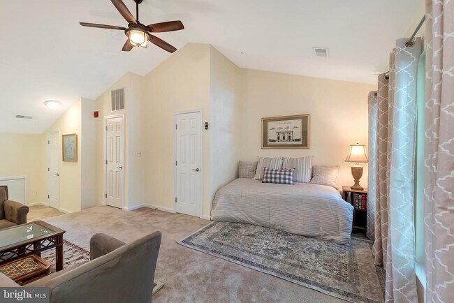 Building Photo - 4-level, 3-bedroom garage townhome