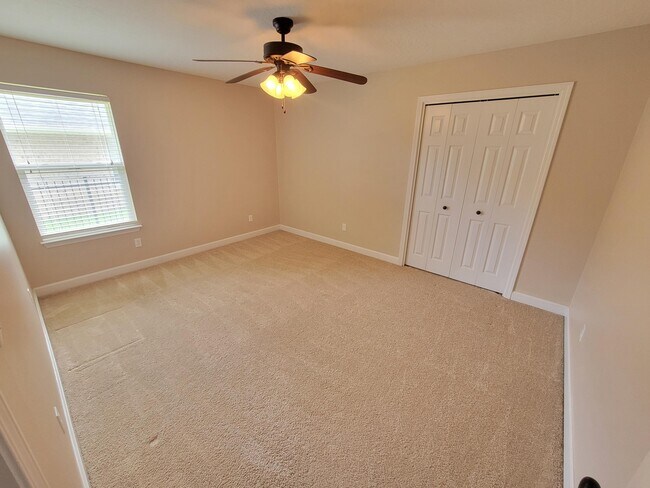 Building Photo - 712 Hazel Dr