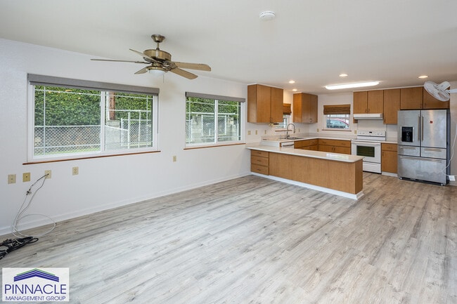 Building Photo - 3329 Woodlawn Dr
