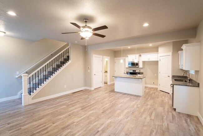Building Photo - 8676 N Shadow Creek Alley