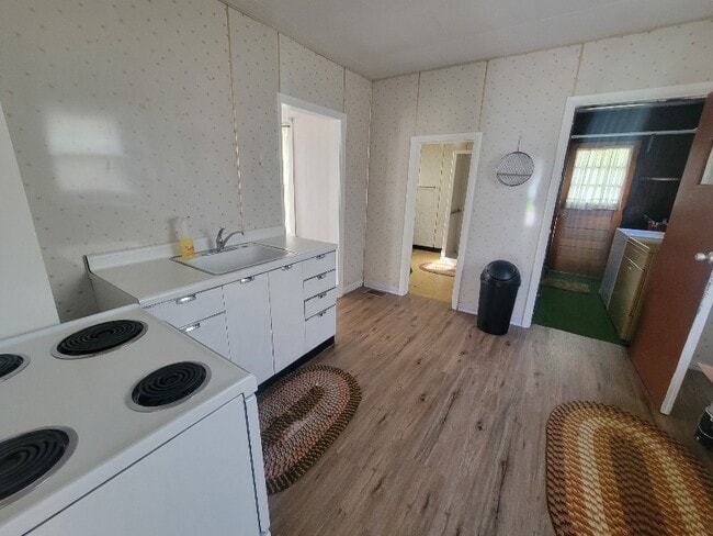 Building Photo - 1220 Hazel Ave