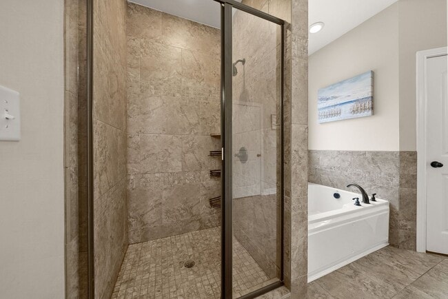 Building Photo - Pet Friendly Four Bedroom with Bonus!