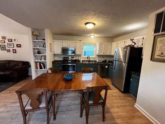 Building Photo - FURNISHED 2-BED w/OFFICE IN SHELBY PARK