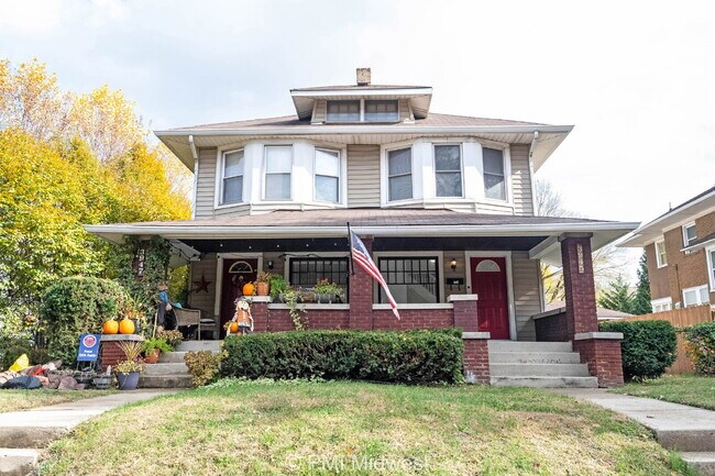 Primary Photo - "Charming 3 Bedroom with Hardwood Floors i...