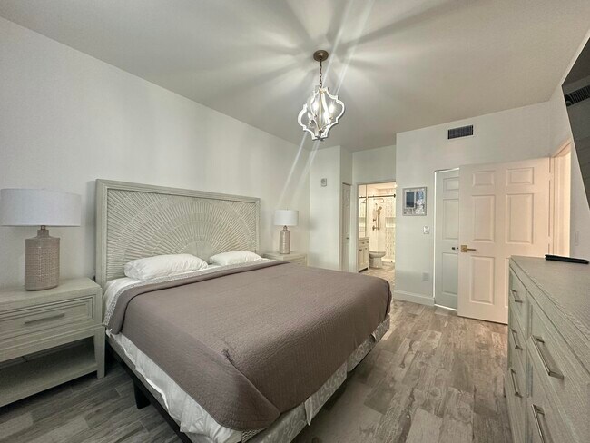 Building Photo - 630 S Sapodilla Ave