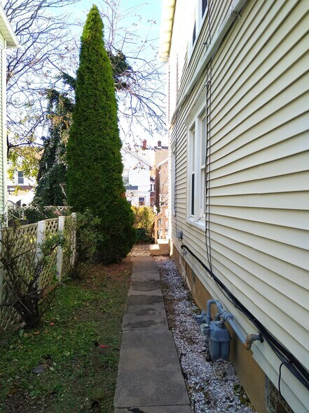 Side Yard - 513 Hanover St