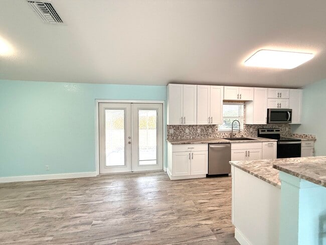 Building Photo - 15859 68th Ct N