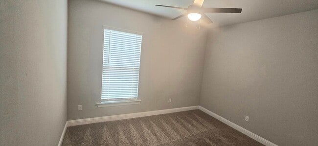 Building Photo - 5 Bedroom 3 Bathroom in Canes Landing