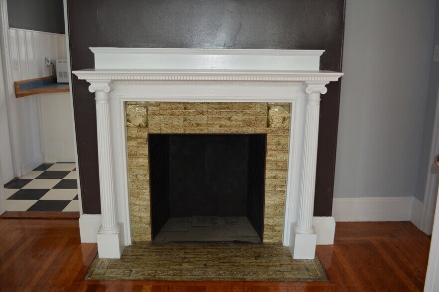Vintage tile fireplace and mantel. - 23 Congreve St