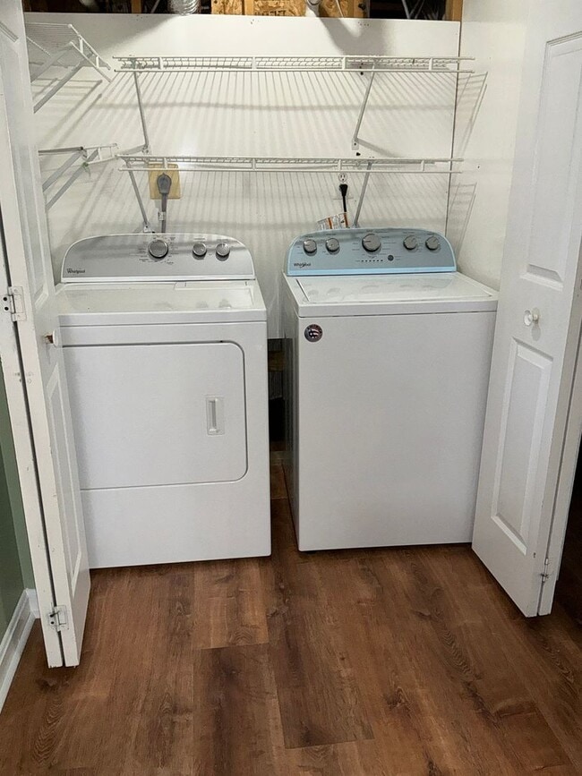 Building Photo - Beautiful 3BR 3.5BA 3 level townhome locat...