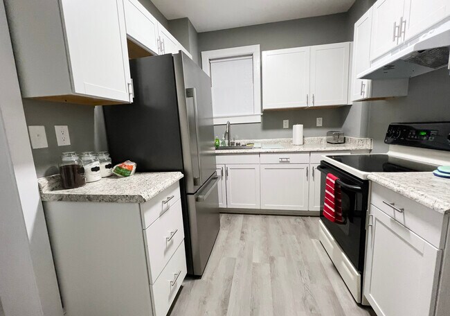 Building Photo - 817 Ferdinand Ave SW