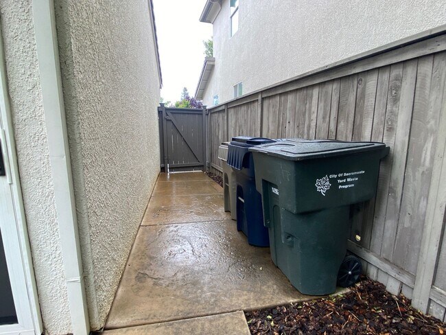 Building Photo - CLEAN AND SPACIOUS 4 BED, 2.5 BATH WITH COVERED BACK PATIO AND LUSH LANDSCAPING IN WESTLAKE COMMU...