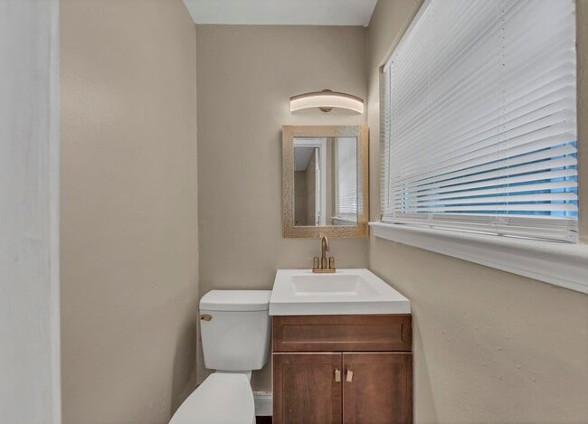 Building Photo - 460 School Ave